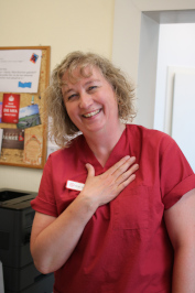 Frau Körner am Empfang