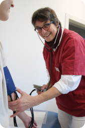 Frau Leibrock misst den Blutdruck