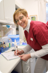 Frau Kurschildgen arbeitet im Labor